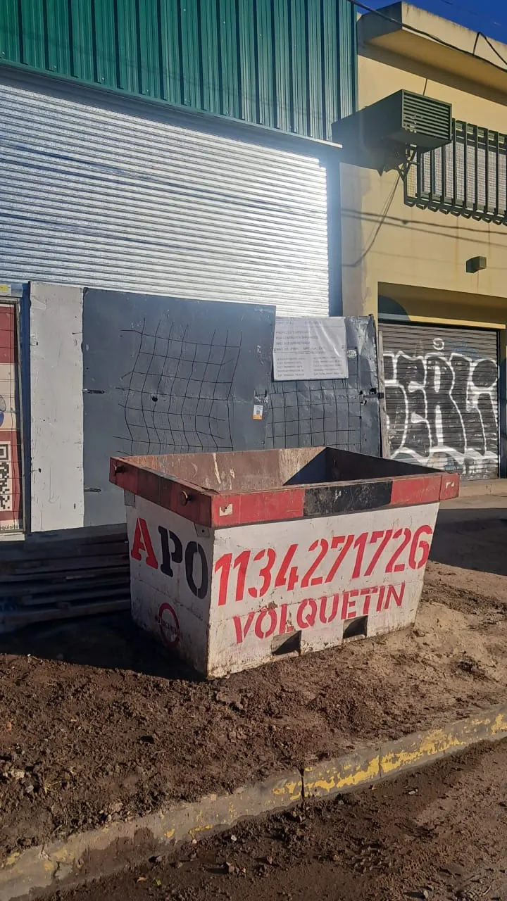 Volquetín APO frente a la entrada de un local