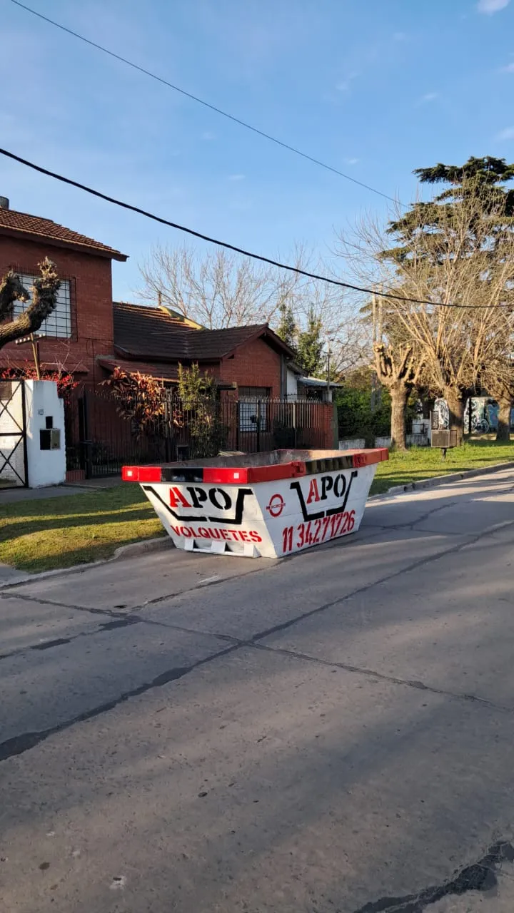 Volquete APO en una calle de barrio