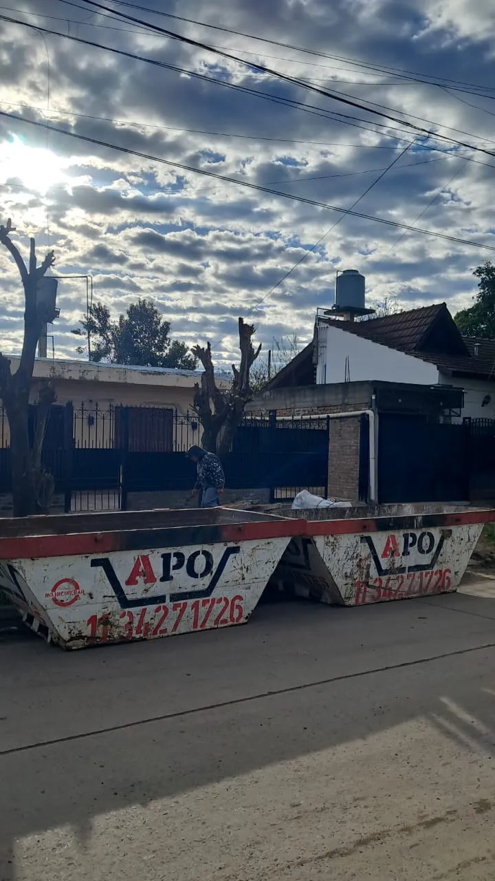 Dos volquetes APO en la calle bajo un cielo nublado