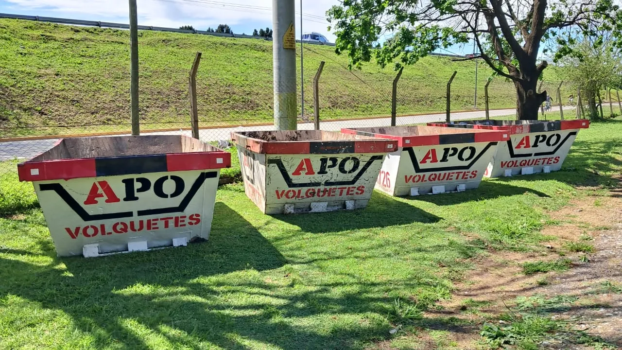 Fila de volquetes APO sobre el pasto