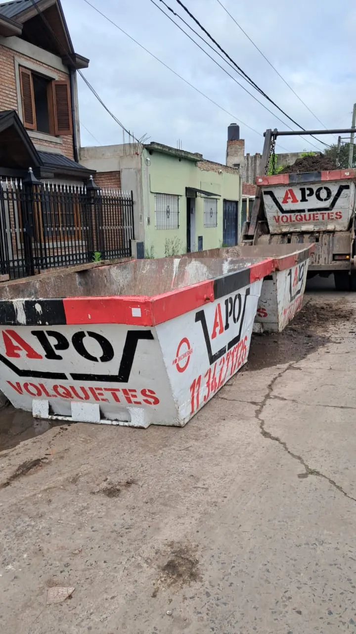 Volquetes APO en la vereda junto al camión